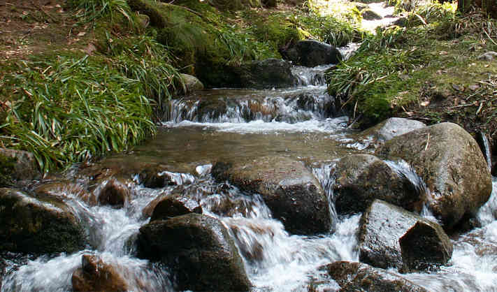 Meer ... water stroomt van de berg in een eindeloze beweging